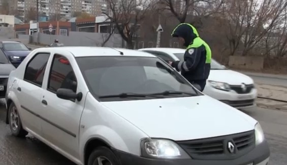 Саратовские водители спорят с полицейскими об опасности тонировки